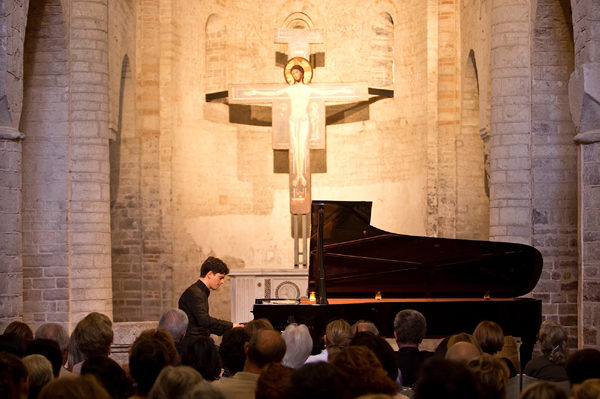04/07/2015 58 Festival Di Spoleto. Chiesa Sant'Eufemia. Musica, Beethoven e Dintorni, Concerti di Mezzogiorno. Nella foto il pianista Ivan Donchev.